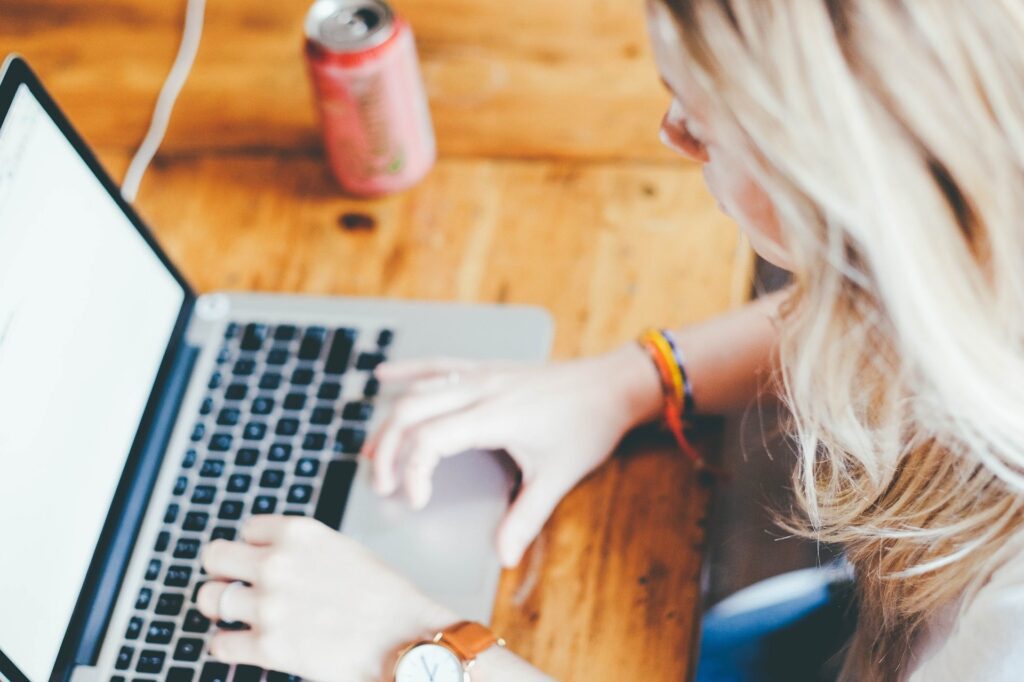 femme travaillant devant un ordinateur